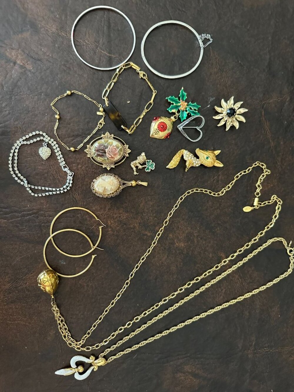 Vintage lot of 16pc jewelry necklaces, bracelets, pins brooches and earrings Nap
